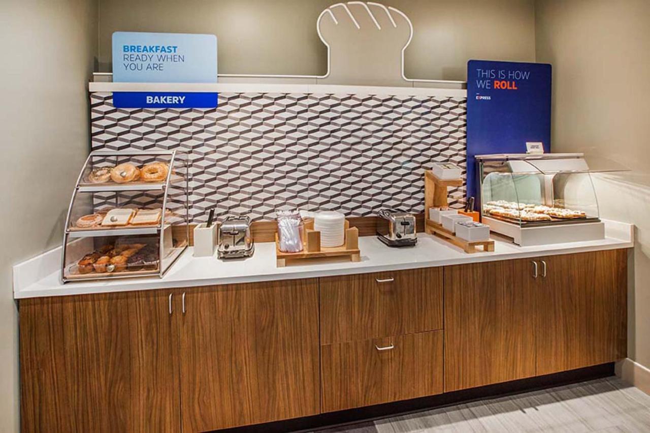 Holiday Inn Express Hotel & Suites Hope Mills-Fayetteville Airport By Ihg Esterno foto