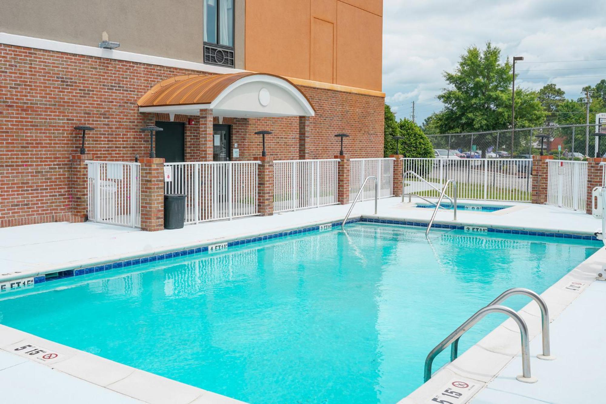 Holiday Inn Express Hotel & Suites Hope Mills-Fayetteville Airport By Ihg Esterno foto